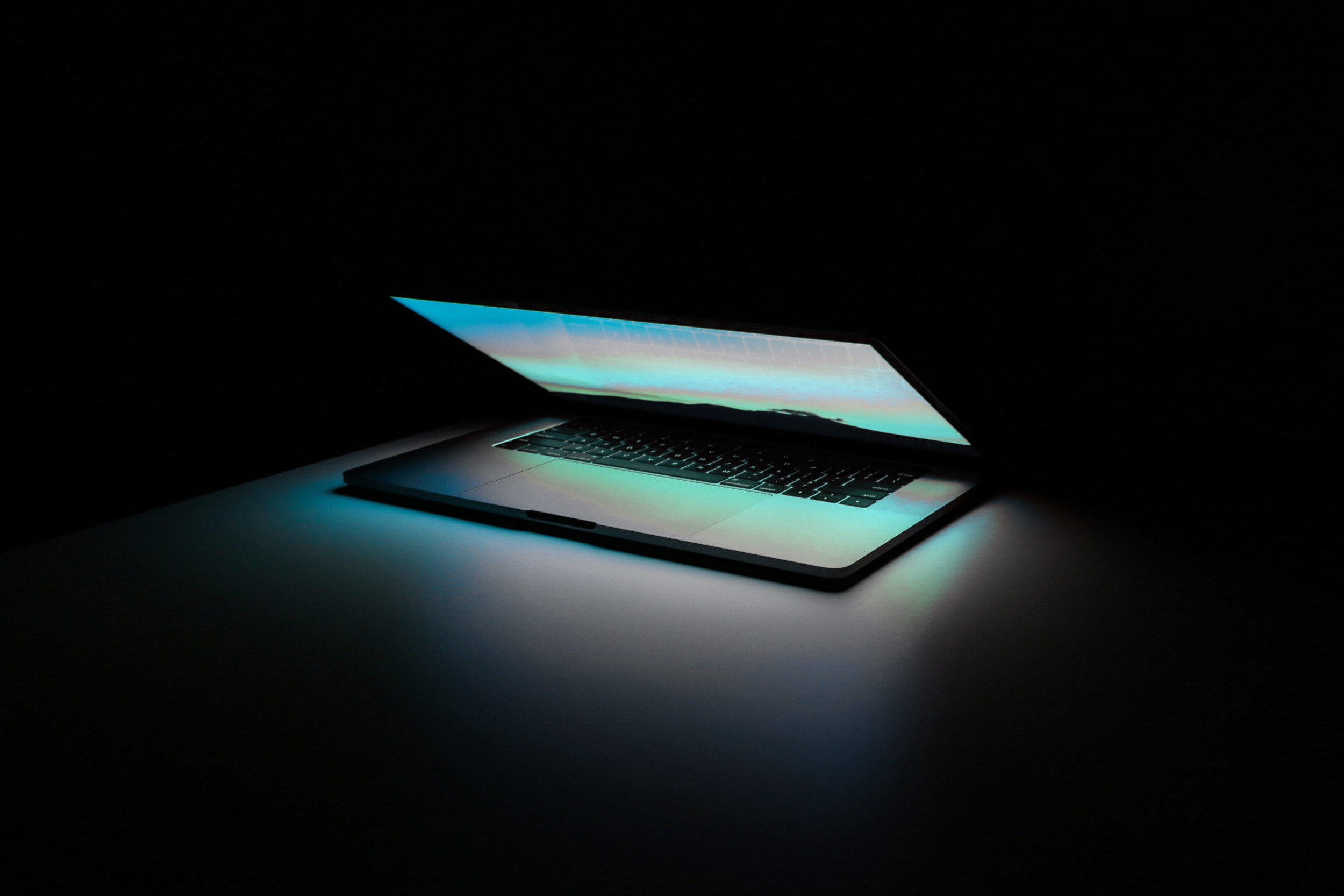Leuchtendes Laptop im Dunkeln
