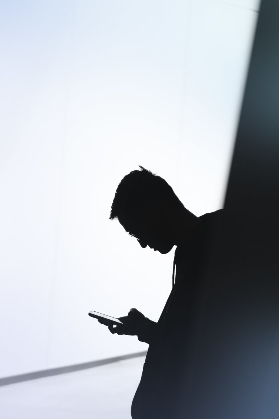 Silhouette eines Mannes mit Smartphone