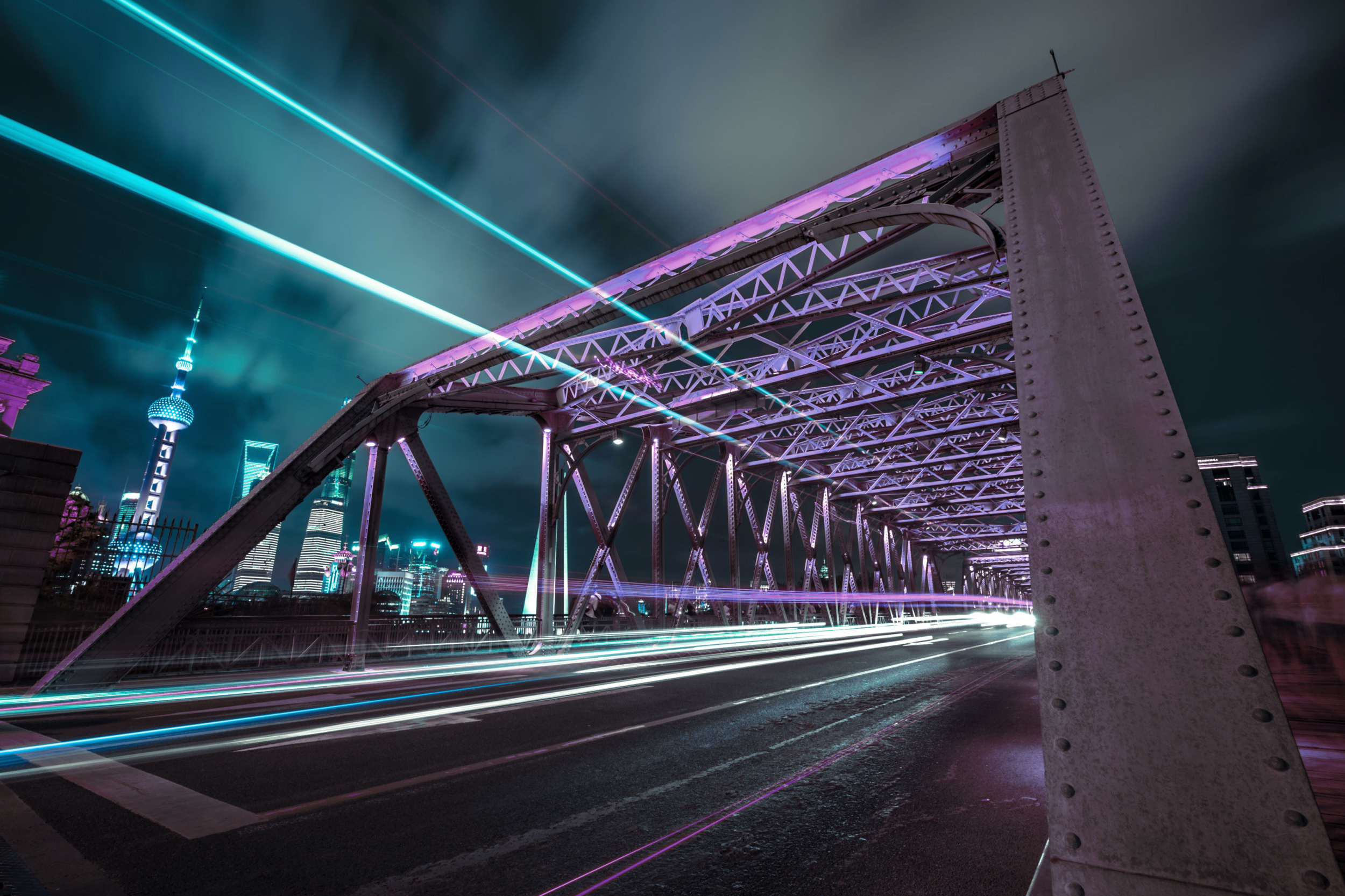 Eisenbrücke bei Nacht in violetter Farbe