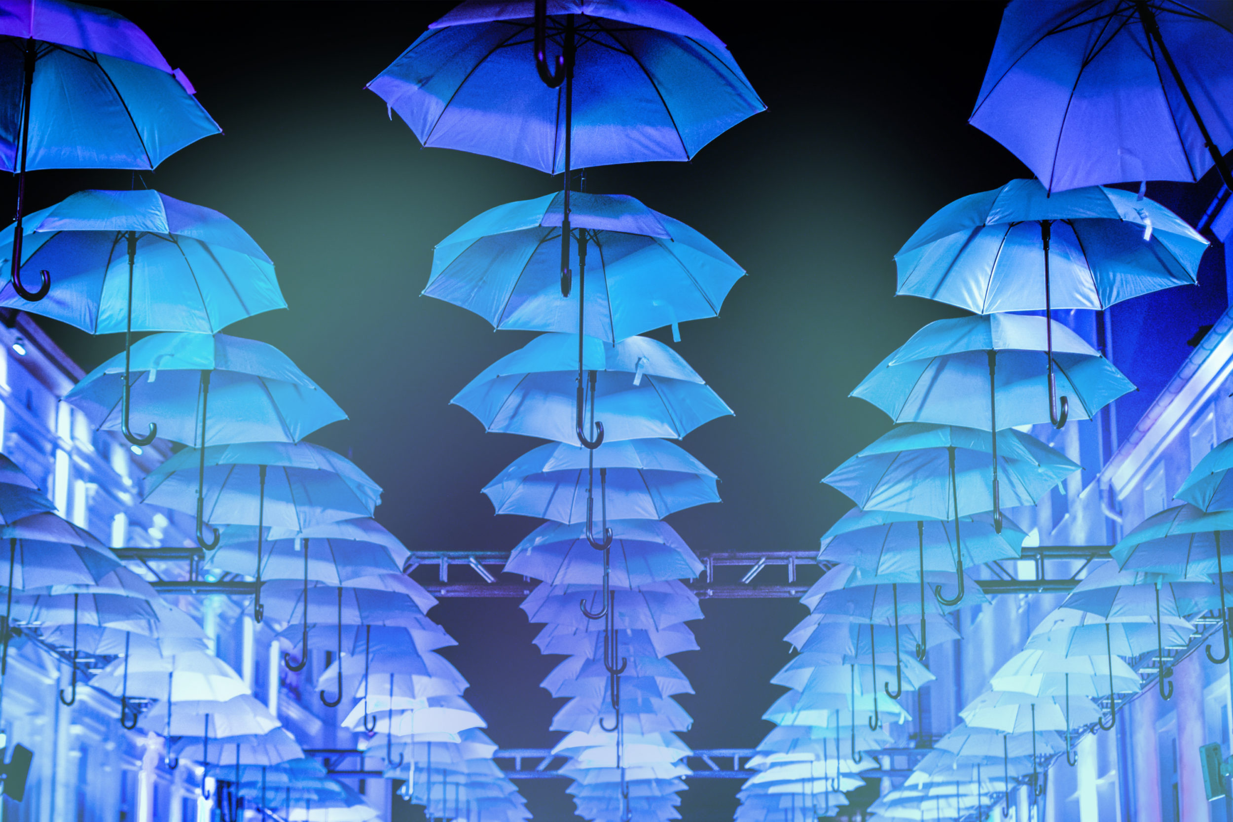 blau angestrahlte Regenschirme aufgehängt über der Straße