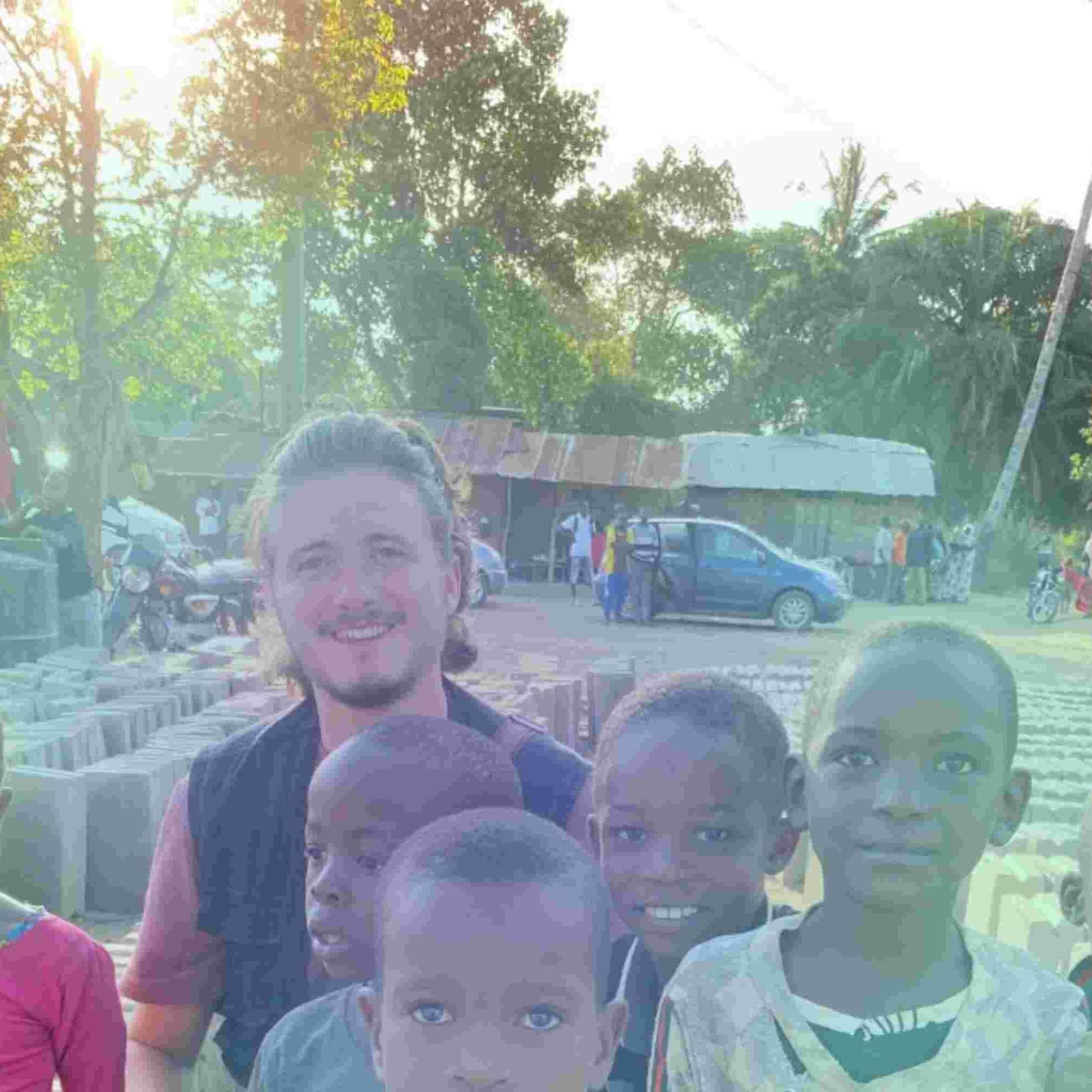 Metin mit Kindern in Tansania