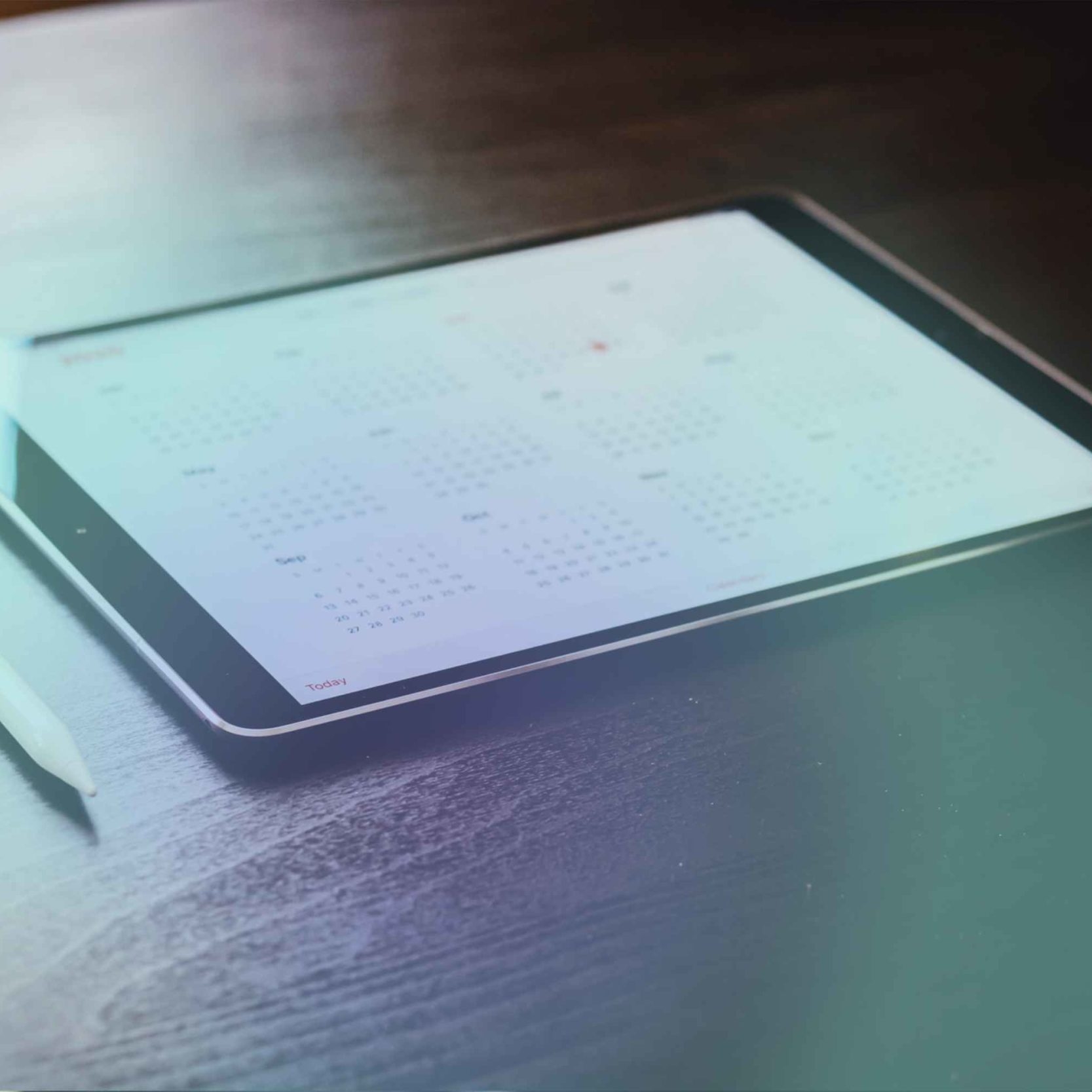 ipad mit Kalenderansicht auf Schreibtisch