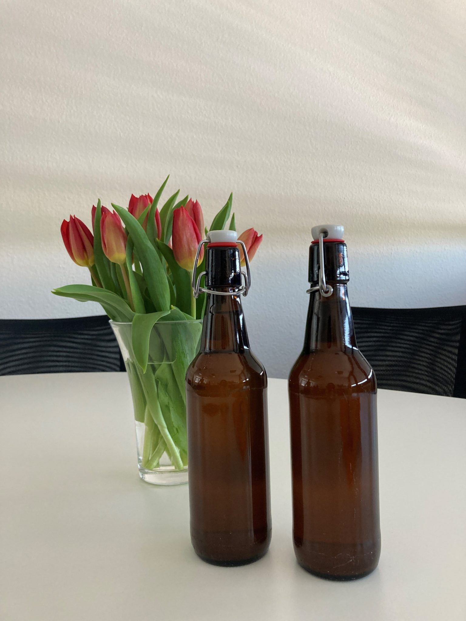 2 Bierflaschen mit selbstgebrautem Bief beim Infocient Teamevent