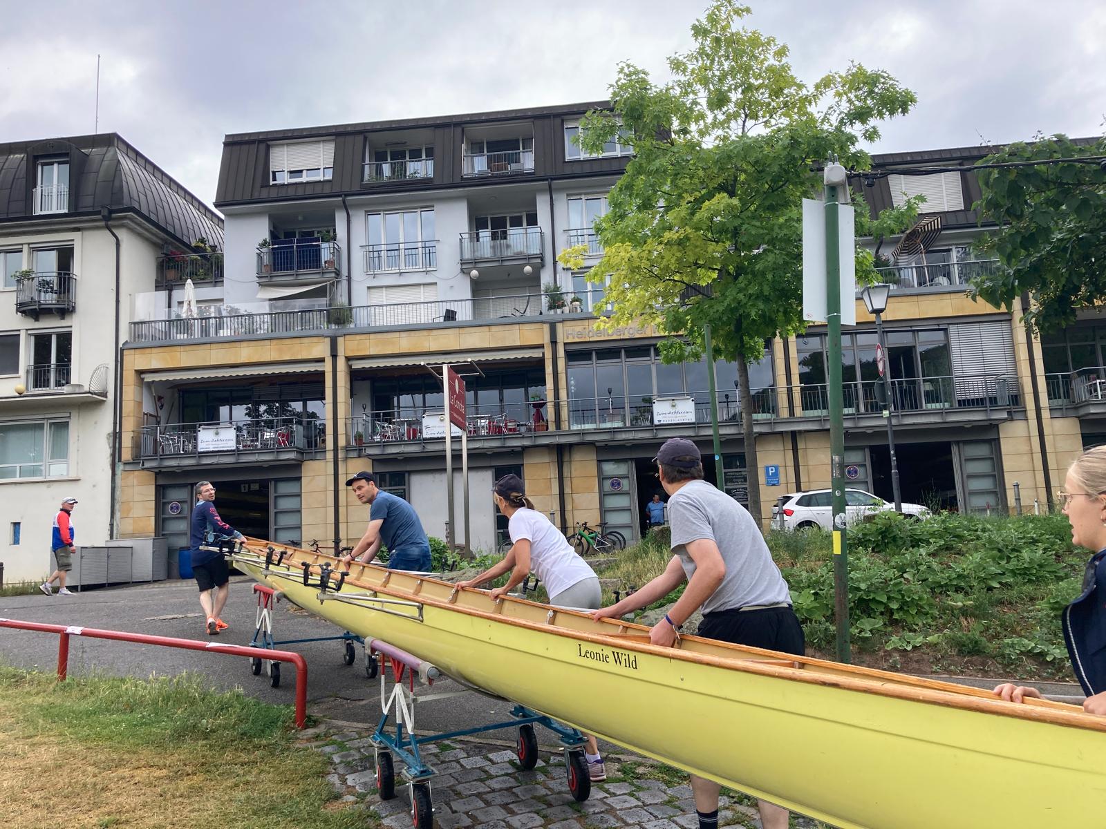 Doppelvierer Ruderboot beim Teamevent Infocient an Land getragen